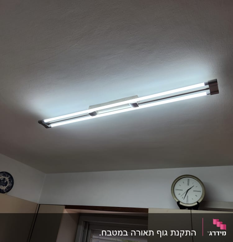 תאורת פלורסנט מותקנת על תקרה לבנה